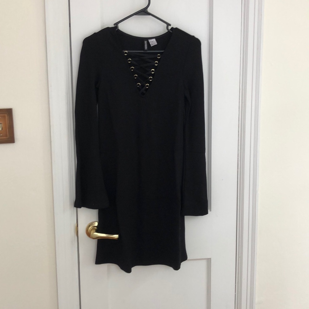 Black flared sleeve with tie up lacing